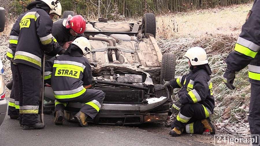 Dachowanie na drodze do Miłkowa (video)