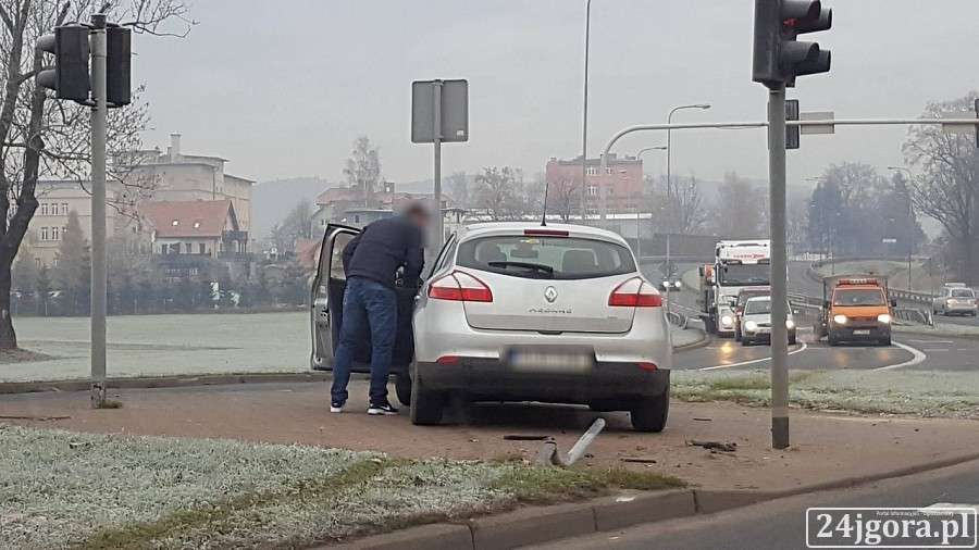 Zjechał na pobocze i uderzył w znak