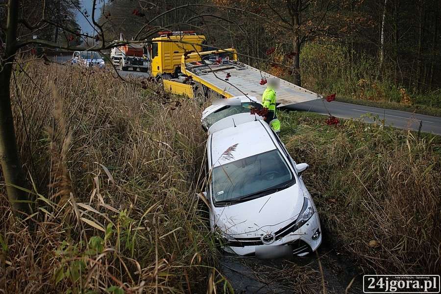Zasnął za kierownicą i wpadł do rowu