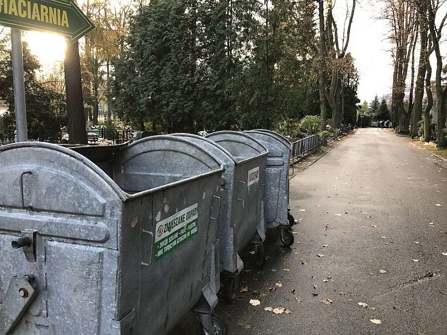 Z cmentarzy wywieziono ok 190 ton odpadów
