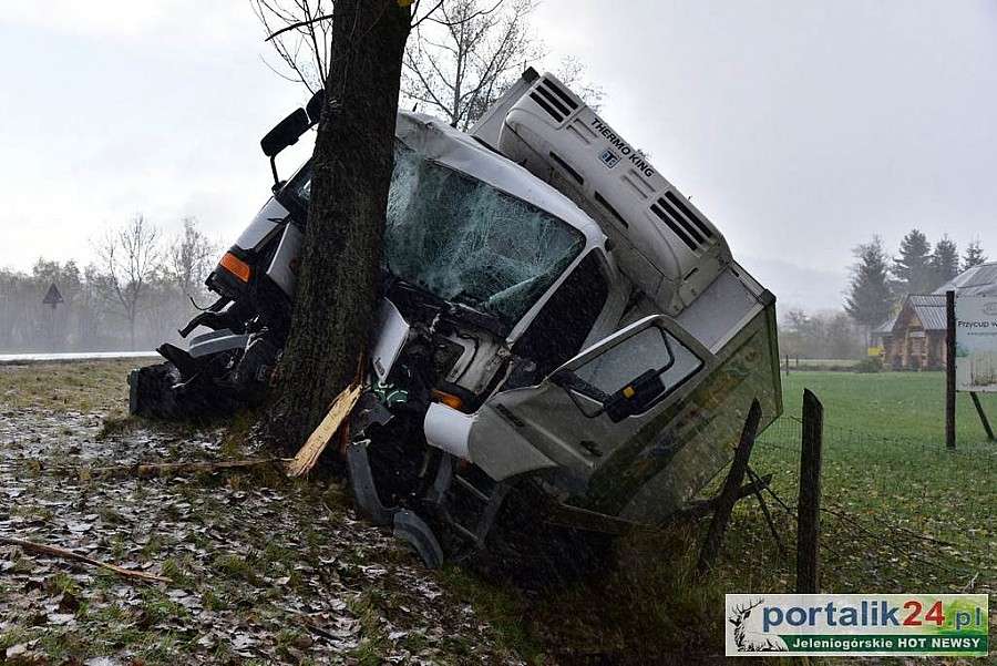 Wypadek w Radomierzu - kierowca w bardzo ciężkim stanie