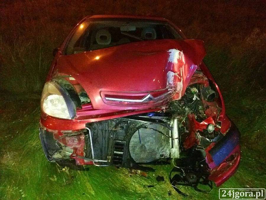 Zasnął za kierownicą i uderzył w lampę uliczną