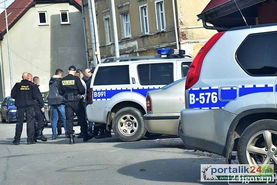 Nie zatrzymał się do kontroli. Próbował przejechać policjanta