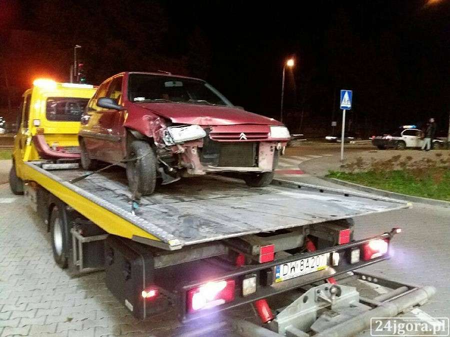 W centrum miasta citroen uderzył w lampę uliczną