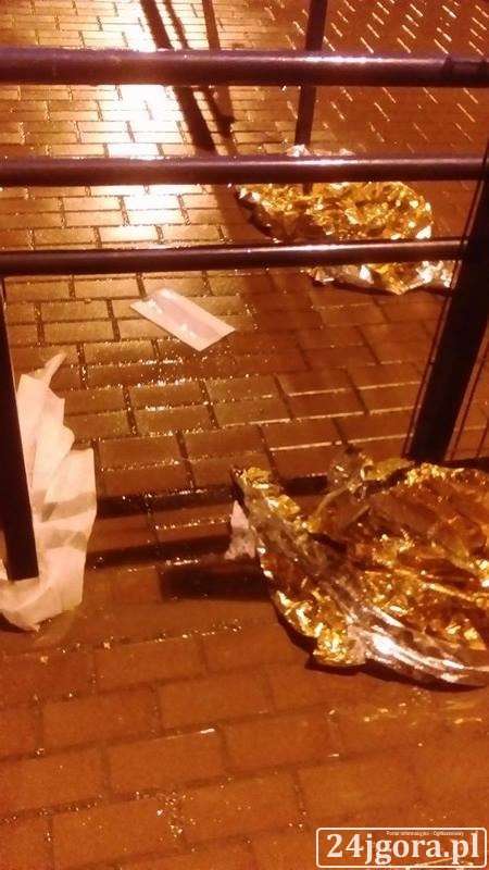 Zużyte wyposażenie medyczne porzucone na miejscu wypadku