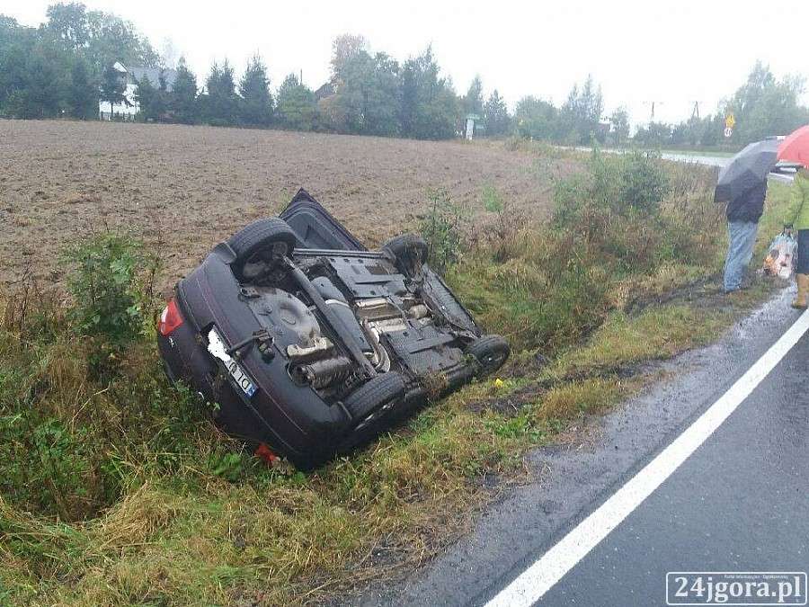 Na Kapeli auto wpadło do rowu