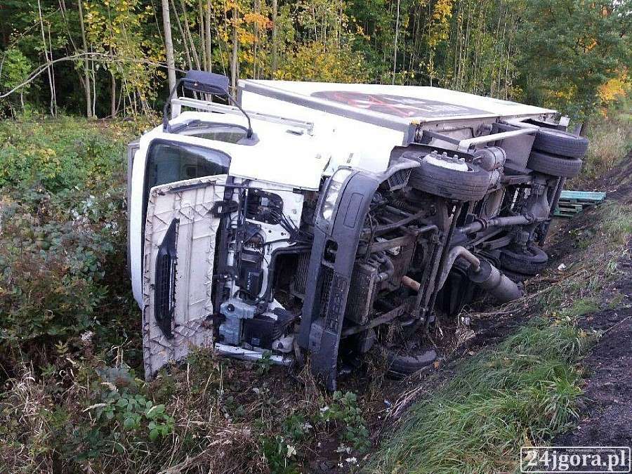 Ciężarówka z piwem wpadła do rowu
