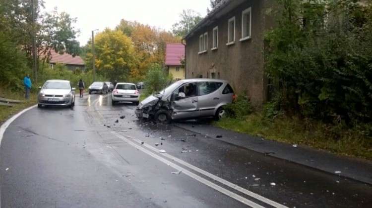 Zderzenie mercedesa z ciężarówką.