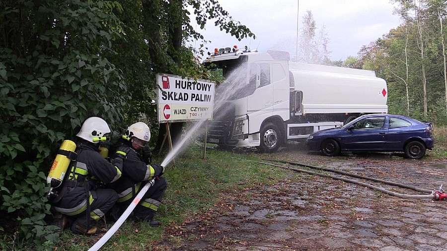 Zderzenie samochodu z cysterną - manewry OSP 