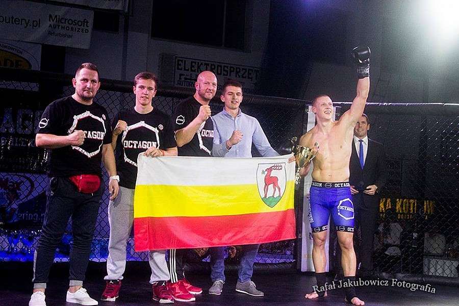 Sebastian Wądołowski wygrywa trzecią walkę na zawodowym ringu !