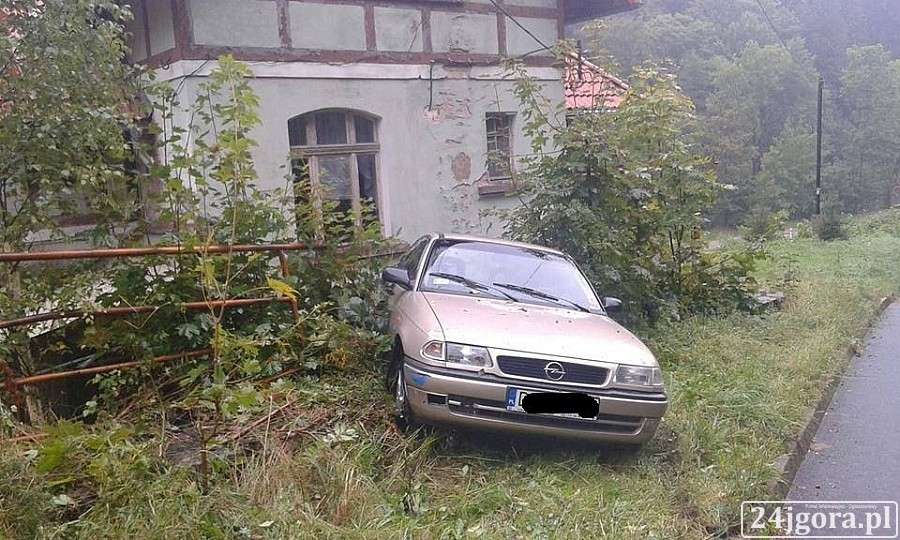 Opel wypadł z drogi i zawisł nad skarpą