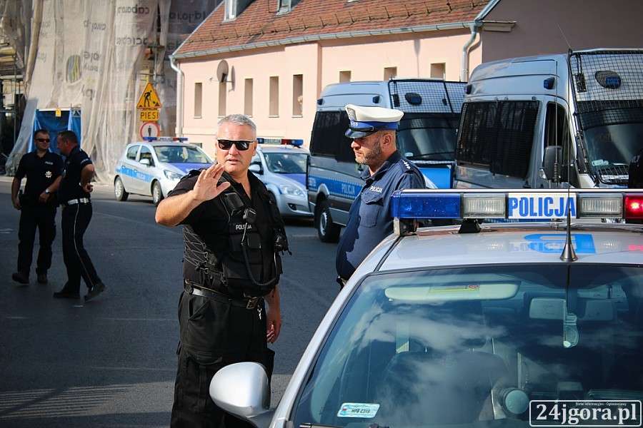 Wybuch w mieszkaniu w Cieplicach. Droga zamknieta. Ewakuacja mieszkańców