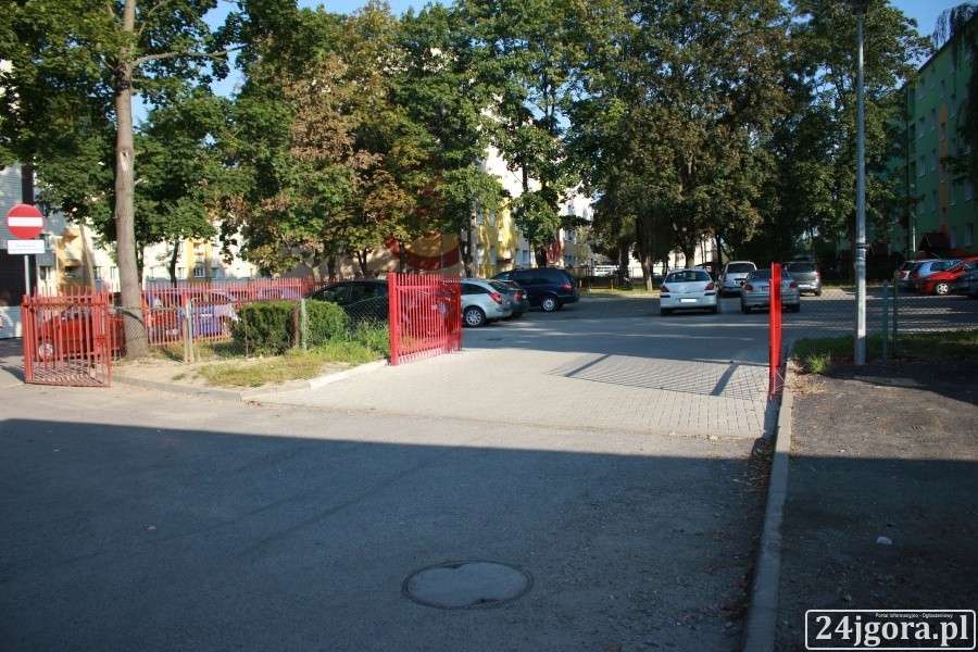 Szkolny parking ciernią w oku mieszkańców