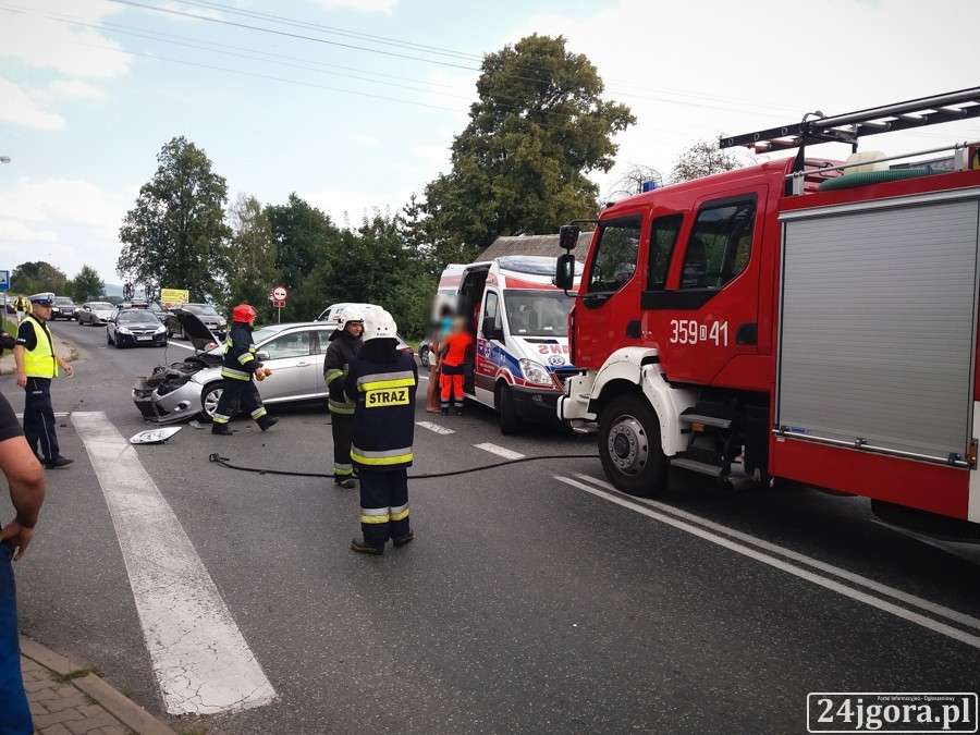 Zderzenie samochodów na DK3. Ciężarna kobieta trafiła do szpitala.