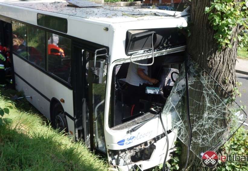 Wypadek autobusu pod Lubaniem. Kilkanaście osób trafiło do szpitala