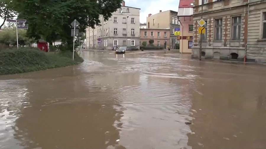 Kilkanaście ulic w Kamiennej Górze zalanych z powodu pękniętej rury