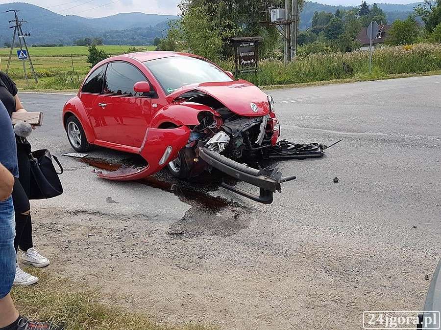 Zderzenie trzech aut w Sosnówce. Droga do Karpacza zablokowana.