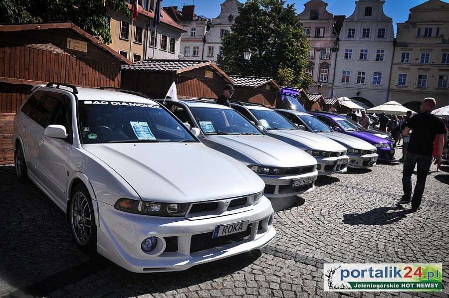 Samochody Mitsubishi opanowały Plac Ratuszowy !