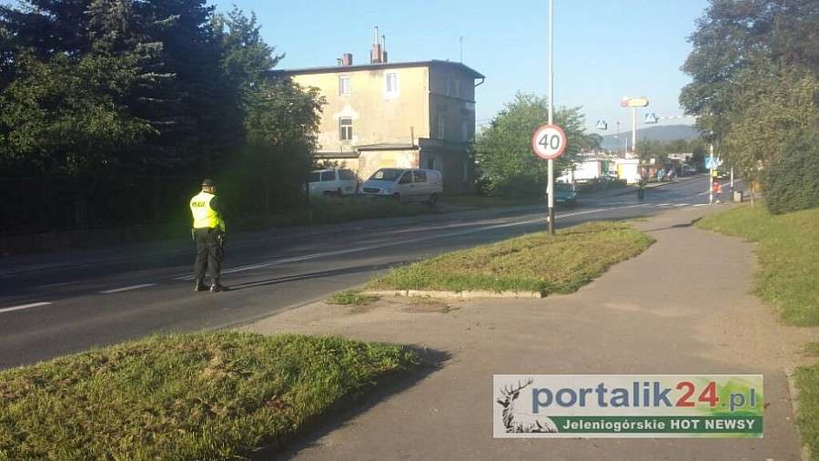Wjechał na chodnik i potrącił kobietę. Oślepiło go słońce.