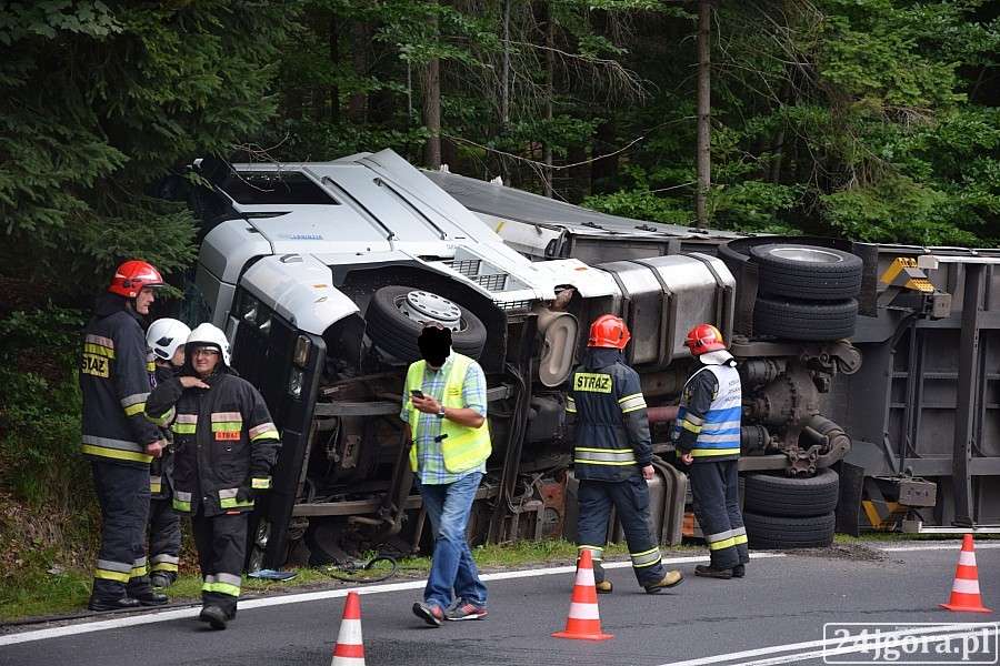Szklarska Poręba - TIR przewrócił się na zakręcie