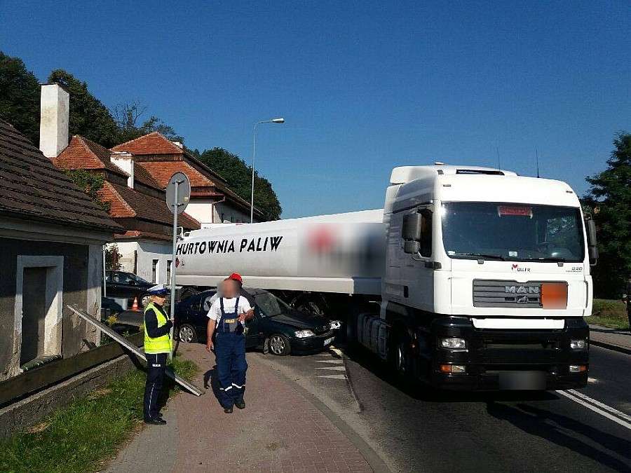 Ciężarówką staranował samochód osobowy