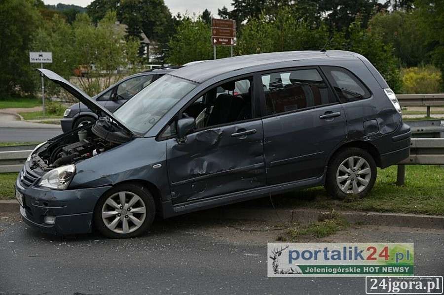 TIR zepchnął z drogi osobowe auto
