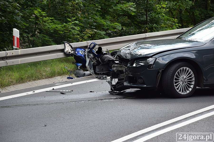 Motocykl zderzył się z osobowym audi