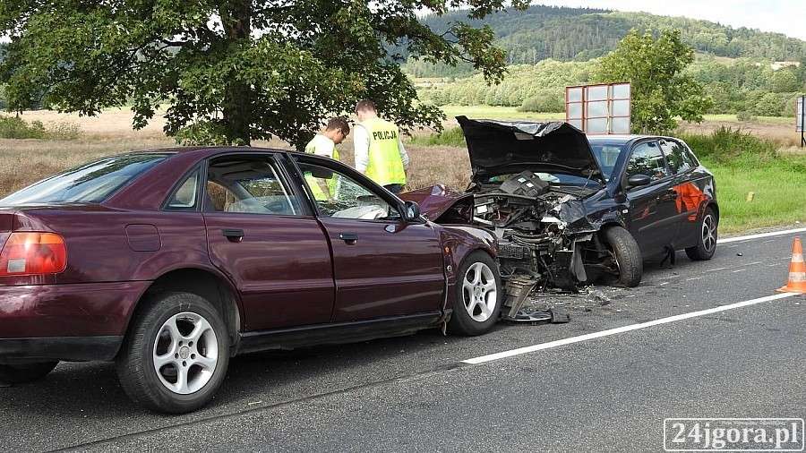Zderzenie trzech aut pod Jelenią Górą. 4 osoby w szpitalu