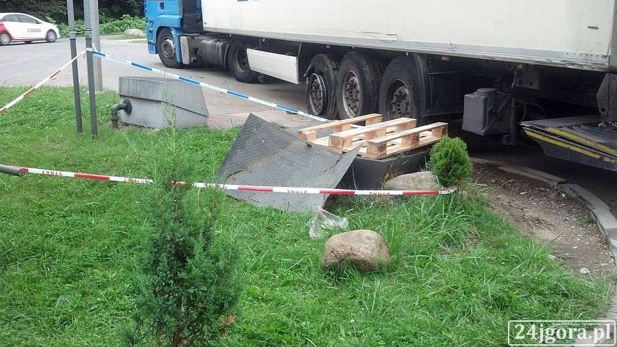 TIR uszkodził zbiornik z paliwem