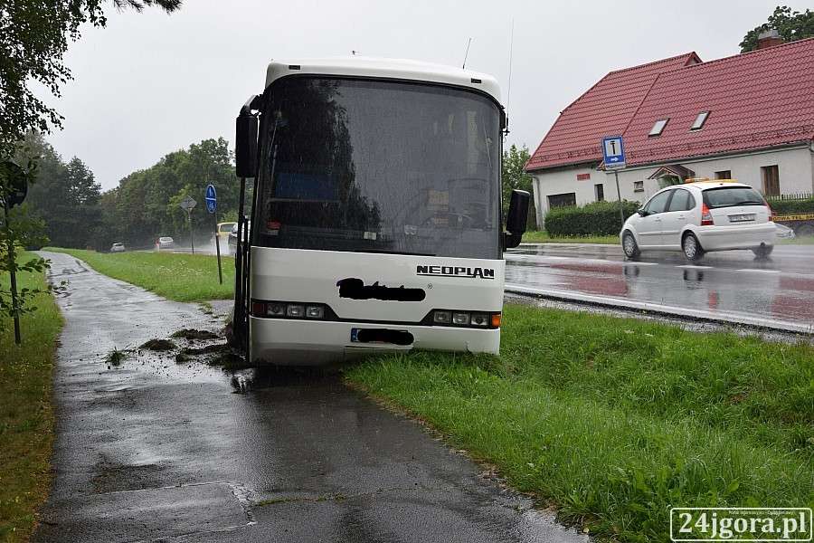 Autokar wypadł z drogi na Sudeckiej