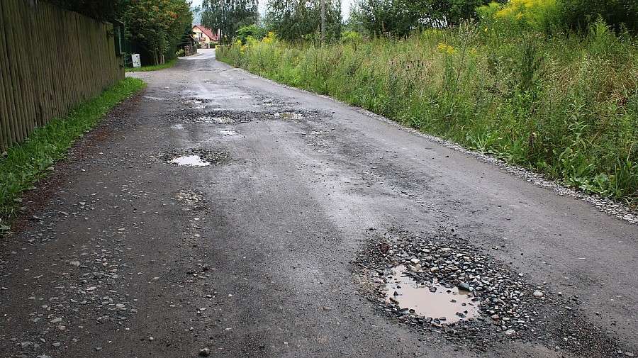 Mieszkańcy Jeżowa żądają remontu ulicy Polnej. (video)