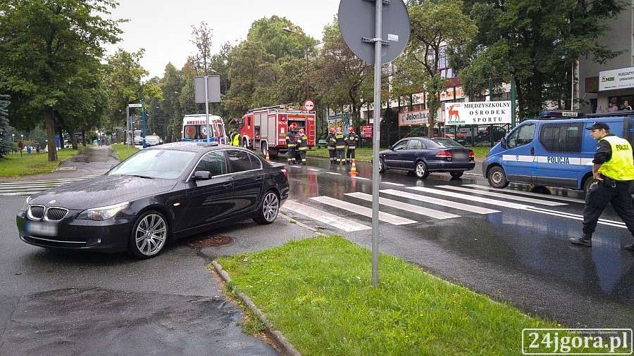 Wypadek na ul. Sudeckiej. Dwóch pieszych potrąconych na pasach