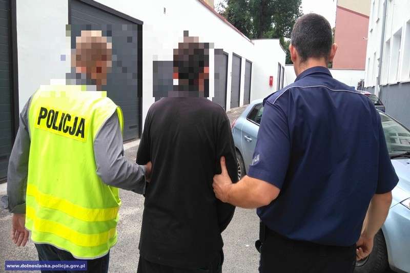 Jadąc bez uprawnień, najechał na policjantów 