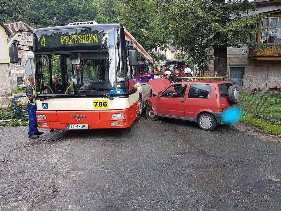 Zderzenie autobusu MZK z autem osobowym w Podgórzynie