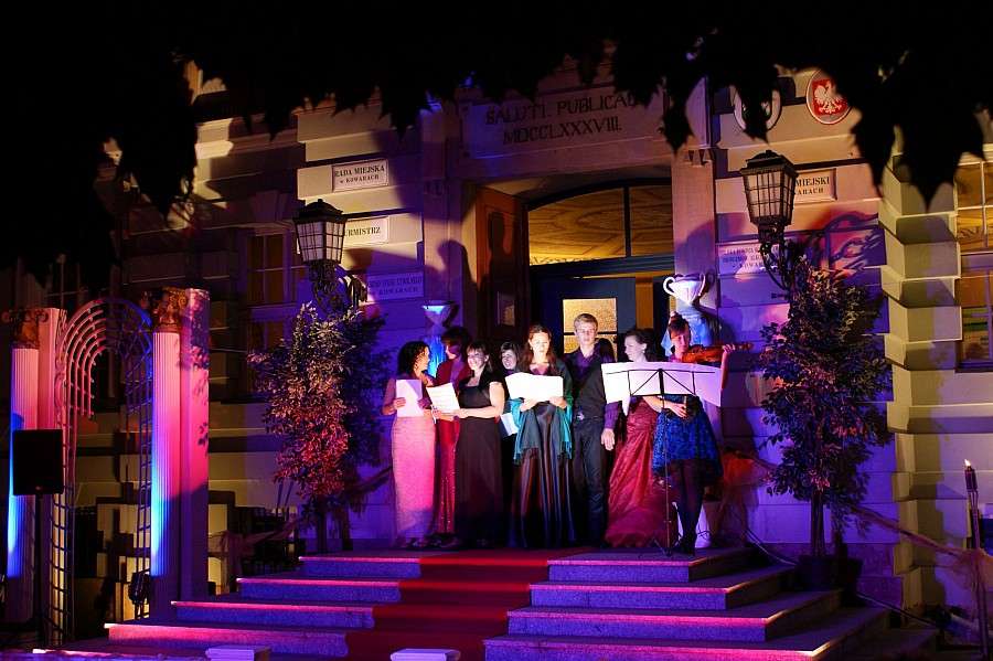 Muzyczny Ogród Liczyrzepy - koncert przed kowarskim ratuszem