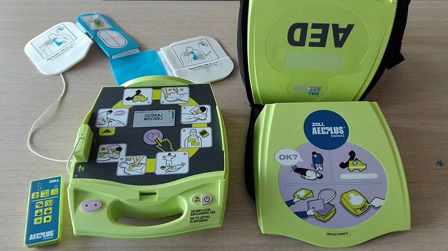 Defibrylator AED Plus w każdym pociągu Express InterCity Premium!