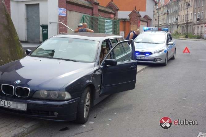 Kierowca bez uprawnień zaatakował używając auta. Zobacz video !