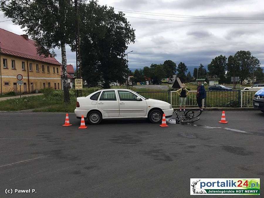ROWERZYSTA WJECHAŁ POD SAMOCHÓD OSOBOWY.