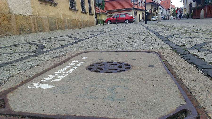 Dodatkowe oznaczenie jeleniogórskich Traktów Śródmiejskich