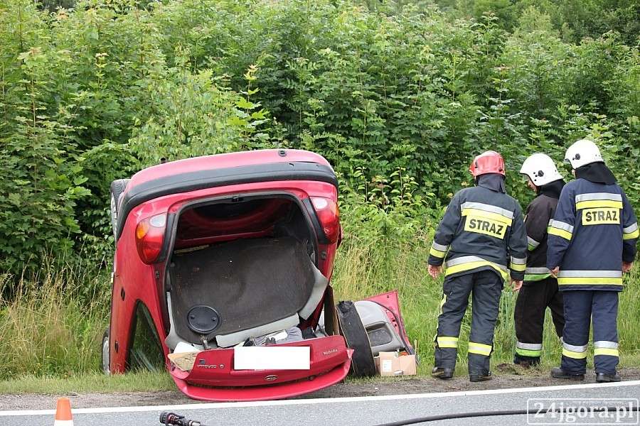 Dachowanie w Piechowicach. Kierująca zabrana do szpitala.