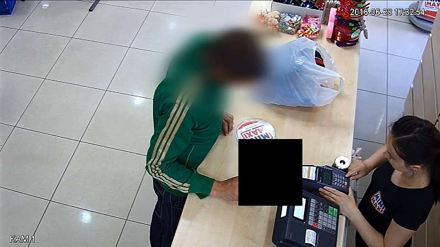 Kamera monitoringu nagrała złodzieja. Zobacz film.