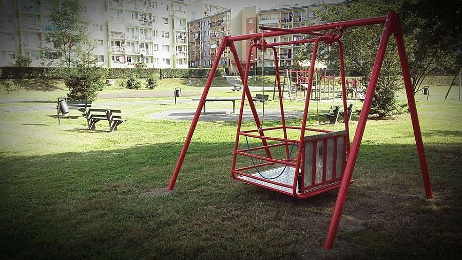Huśtawka dla niepełnosprawnych na Zabobrzu