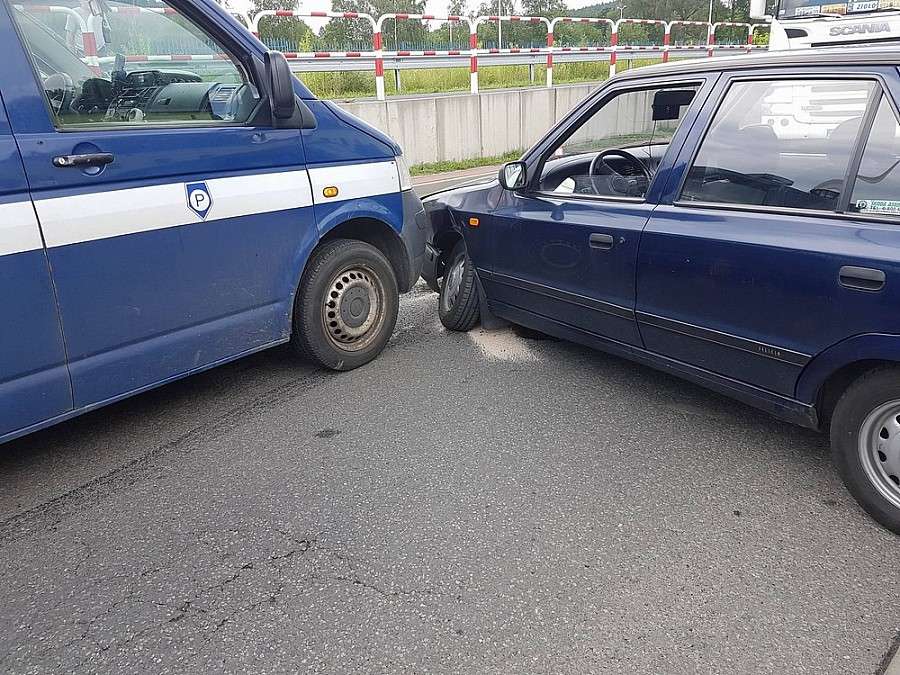 Dwoje policjantów w szpitalu po zderzeniu radiowozu ze Skodą
