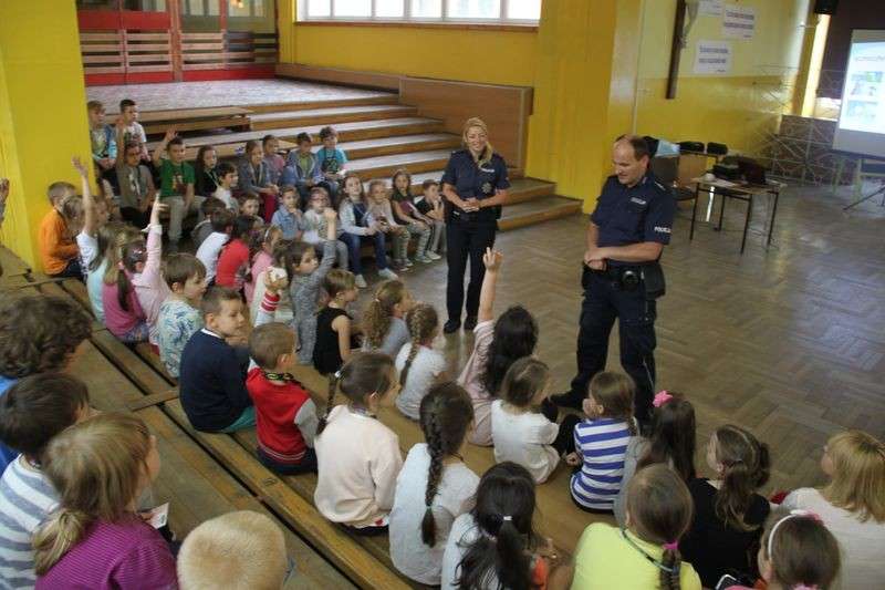 Policjanci rozmawiają z dziećmi o bezpieczeństwie podczas wakacji.