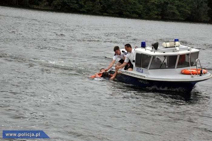 Zbliżają się wakacje. Odpoczywając nad wodą zadbaj o swoje bezpieczeństwo
