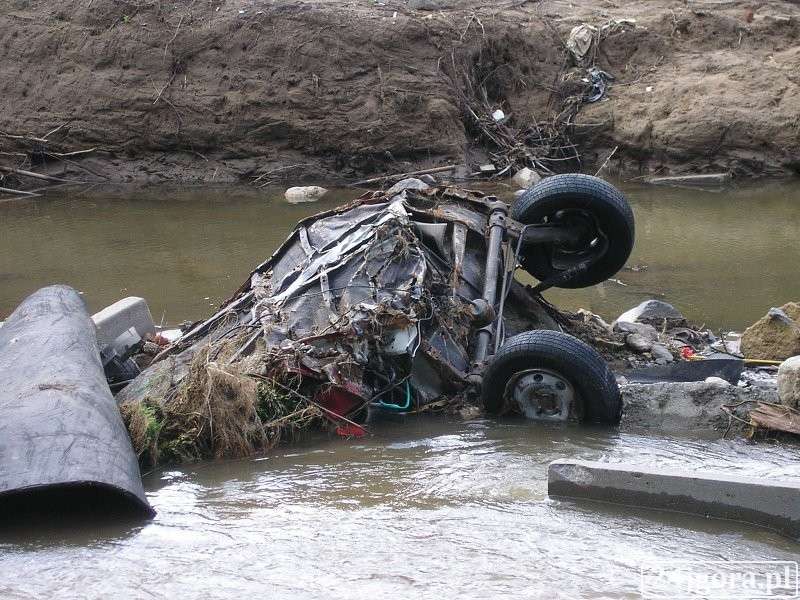 12 tys. za auto które zabrała powódź w 2010 r. Odnalazło się na parkingu strzeżonym