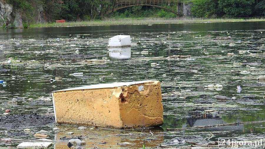 Wysypisko śmieci w jeziorku przy Perle Zachodu