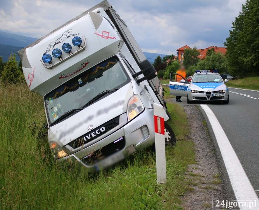 Wpadł do rowu bo... próbował odpalić papierosa