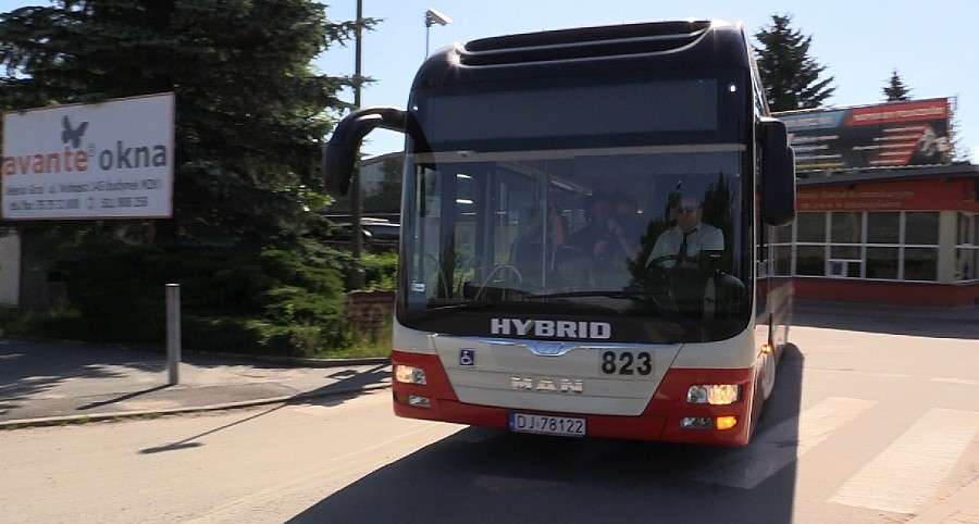 Hybrydowy autobus wyjechał na ulice miasta