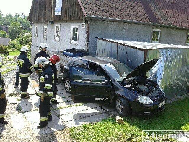 Volkswagen wypadł z drogi na prywatną posesję w Rybnicy